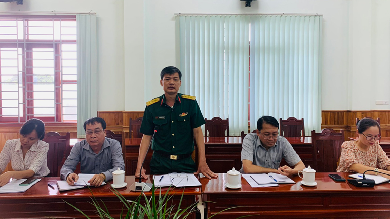 Thành viên Ban Chỉ đạo 35 huyện Đạ Tẻh đóng góp ý kiến 