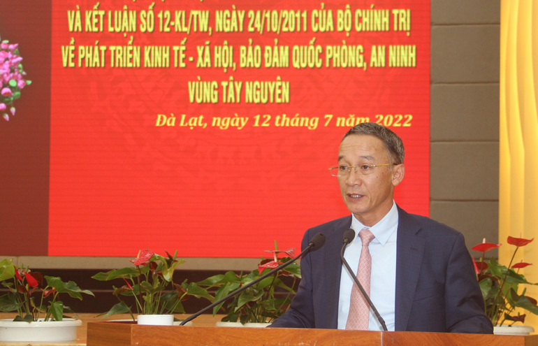 Đồng chí Trần Văn Hiệp - Phó Bí thư Tỉnh ủy, Chủ tịch UBND tỉnh phát biểu tại Hội nghị