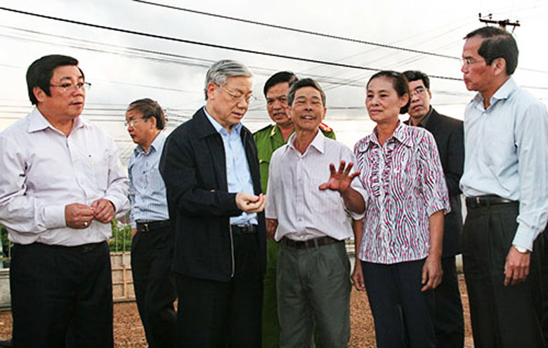 Tổng Bí thư Nguyễn Phú Trọng thăm, động viên tinh thần giúp nhau chuyển đổi cơ cấu cây trồng, vươn lên làm giàu của đảng viên Trần Văn Mùi