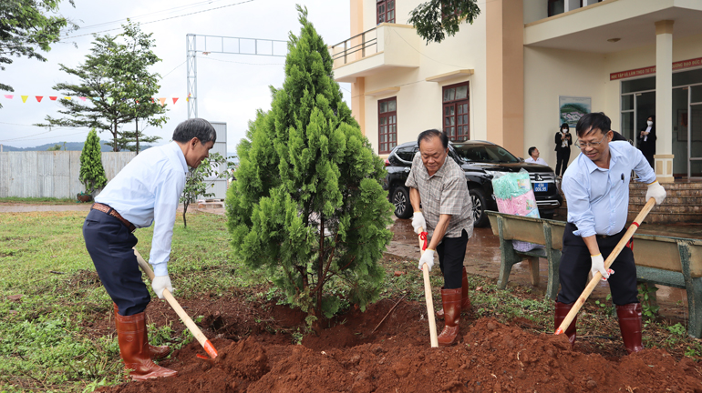 Các đồng chí lãnh đạo huyện Đức Trọng tham gia trồng cây