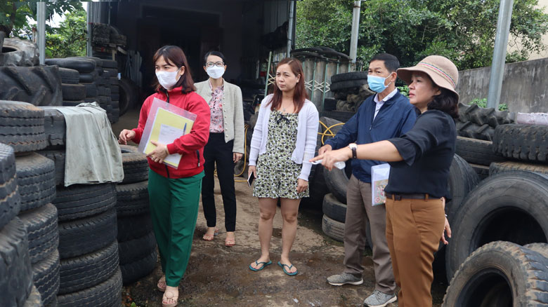 Bà Phạm Thị Thanh Thúy - Phó Chủ tịch UBND huyện Đức Trọng, đi kiểm tra công tác phòng chống bệnh sốt xuất huyết tại các xã, thị trấn trên địa bàn huyện