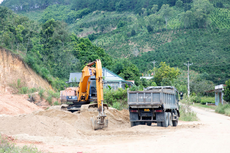 UBND tỉnh yêu cầu UBND các huyện, thành phố chỉ đạo lực lượng chức năng thực hiện công tác kiểm tra, giám sát việc khai thác, buôn bán, vận chuyển, tiêu thụ khoáng sản trên địa bàn đảm bảo đúng quy định