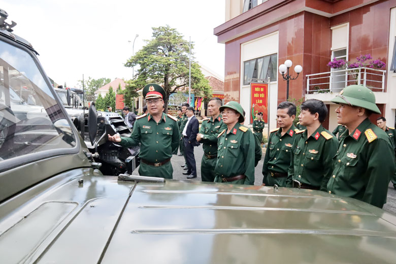 Thiếu tướng Du Trường Giang - Phó Tư lệnh Quân khu 7 kiểm tra các mẫu xe quân sự phục vụ nhiệm vụ sẵn sàng chiến đấu của Lực lượng vũ trang tỉnh Lâm Đồng