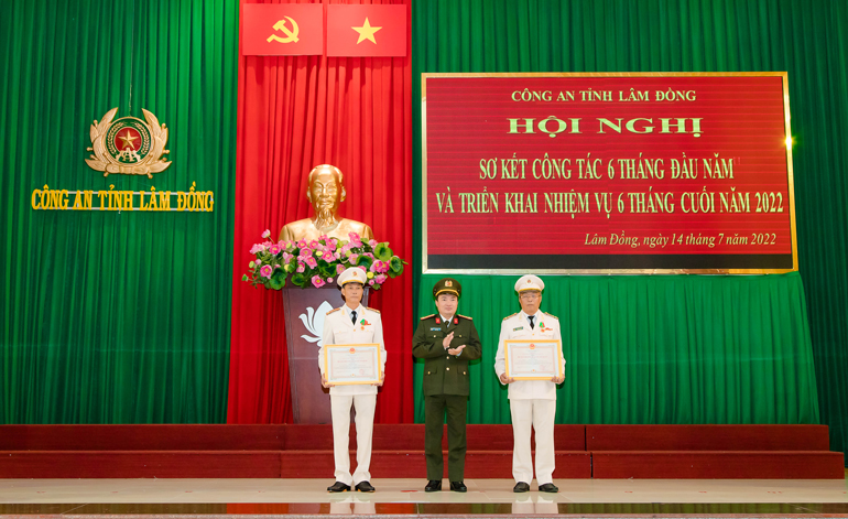 Đại tá Trương Minh Đương trao Huân chương Bảo vệ tổ quốc hạng ba do Chủ tịch nước tặng 3 cá nhân có thành tích suất sắc