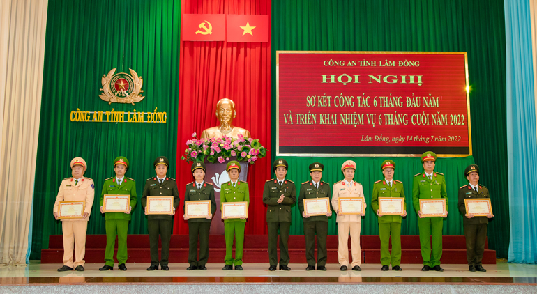 Đại tá Lê Hồng Phong – Phó Giám đốc Công an tỉnh trao bằng khen của Chủ tịch UBND tỉnh cho các tập thể, cá nhân có thành tích xuất sắc trong công tác 