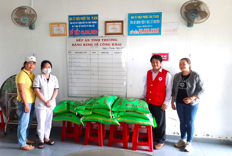 Nhóm thiện nguyện Ánh Dương trao tặng 200 kg gạo cho bếp ăn tình thương tại Bệnh viện Y học cổ truyền Bảo Lộc