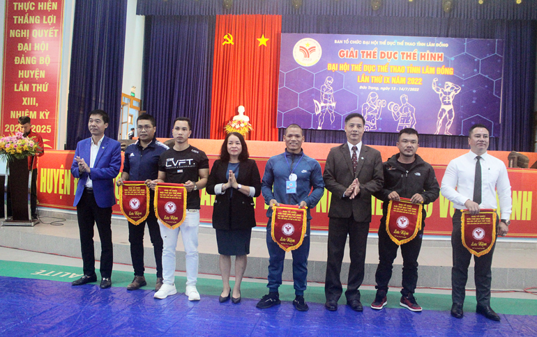 Lãnh đạo Sở Văn hóa Thể Thao và Du Lịch Lâm Đồng và lãnh đạo huyện Đức Trọng, trao cờ lưu niệm cho các đơn vị tham gia
