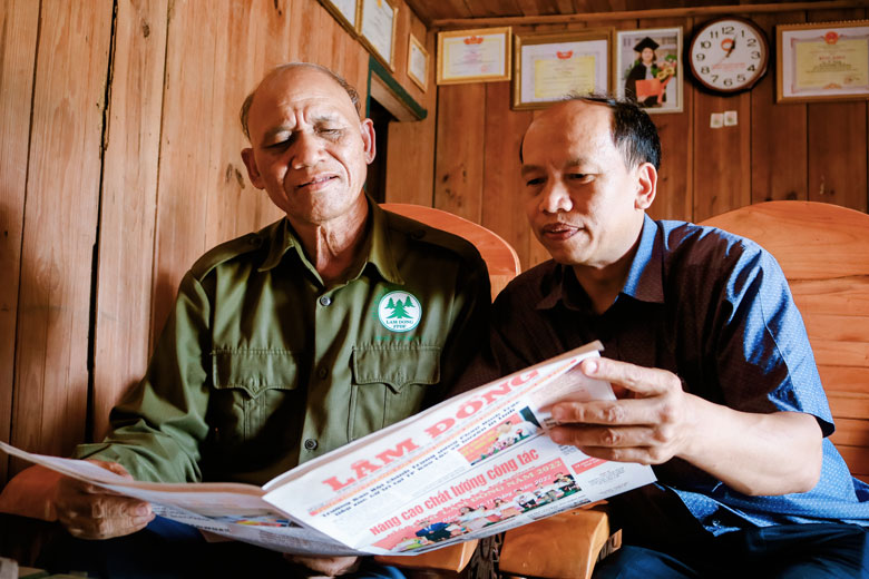 Đối với những đảng viên như ông K’Siêng - Bí thư Chi bộ thôn Liêng Đơng (bên trái), việc không phát triển được đảng viên tại chi bộ khiến bản thân ông luôn trăn trở và lo ngại