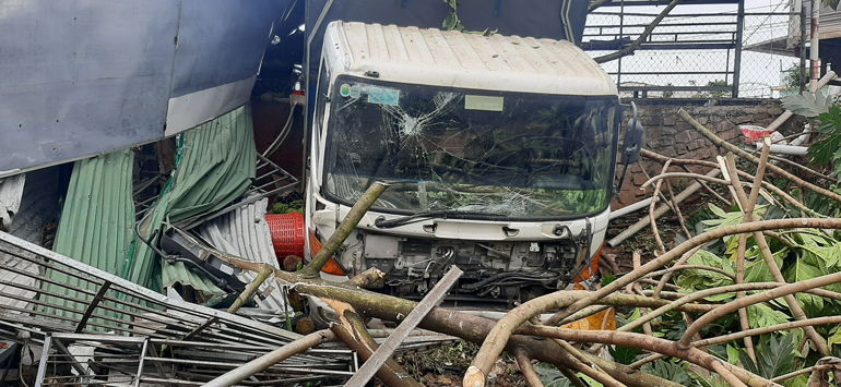 Di Linh: Xe tải mất lái đâm vào nhà dân