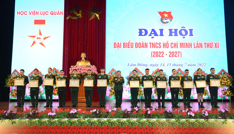 Khen thưởng các tập thể, cá nhân có thành tích xuất sắc trong hoạt động Đoàn giai đoạn 2017 – 2022