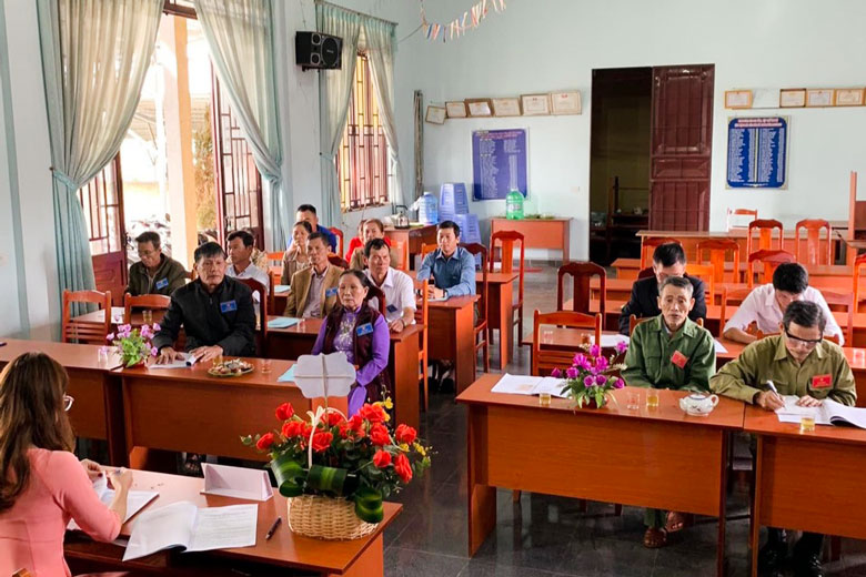 Các đảng viên tại Chi bộ thôn Hòa Trung (xã Tân Văn, huyện Lâm Hà) tham dự Đại hội nhiệm kỳ 2022 -2025.