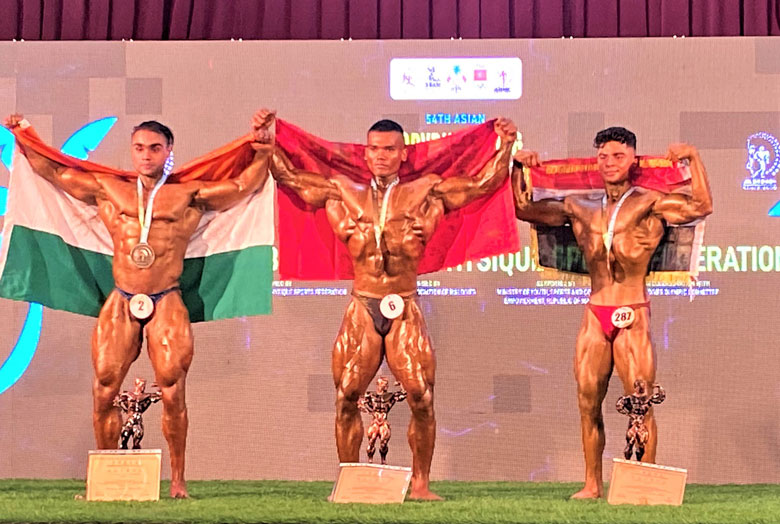 K’Tuyên (giữa) với tấm huy chương vàng Giải Vô địch Trẻ châu Á hạng cân 75 kg