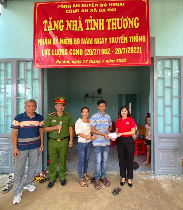 Trao tặng nhà tình thương nhân kỷ niệm Ngày truyền thống lực lượng Cảnh sát Nhân dân Việt Nam