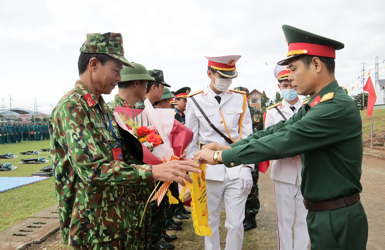 Đại tá Nguyễn Bình Sơn - Chỉ huy trưởng Bộ Chỉ huy Quân sự tỉnh tặng cờ và hoa lưu niệm cho các đội thi