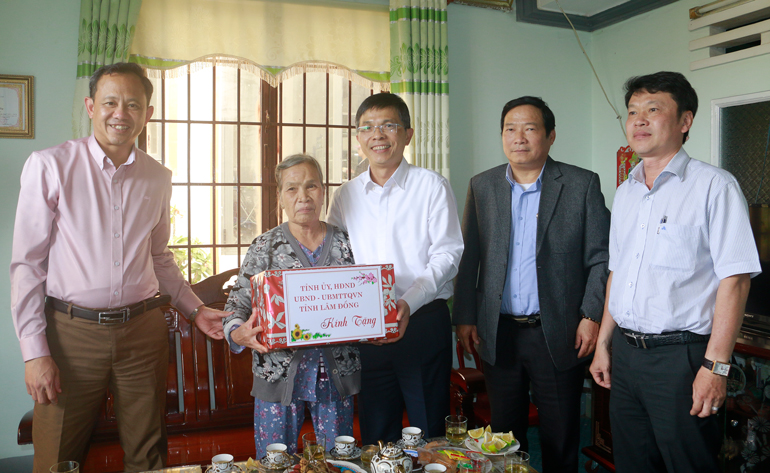 Phó Chủ tịch UBND tỉnh Lâm Đồng Đặng Trí Dũng cùng đoàn thăm, tặng quà gia đình bệnh binh Trương Thị Bảy – huyện Đơn Dương