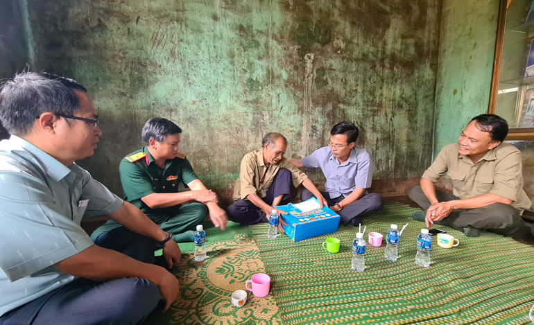 Đồng chí Đinh Văn Tuấn - Bí thư Huyện uỷ Di Linh thăm hỏi, tặng quà gia đình chính sách tại xã Hoà Bắc