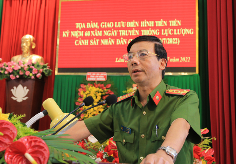 Đại tá Đinh Xuân Huy - Phó giám đốc Công an tỉnh phát biểu tại buổi giao lưu, tọa đàm gương điển hình lực lượng Cảnh sát Nhân dân Lâm Đồng