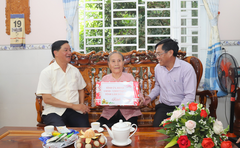 Bí thư Tỉnh ủy Lâm Đồng cùng đồng chí Võ Ngọc Hiệp - Chủ tịch Ủy ban Mặt trận Tổ quốc Việt Nam tỉnh Lâm Đồng tặng quà bà Trương Thị Hàn