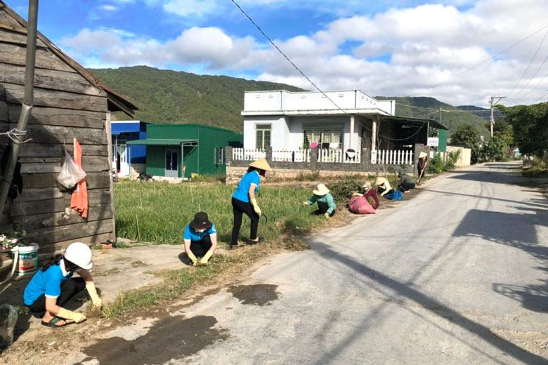 Đảng viên, Nhân dân thôn M’Răng cùng nhau ra quân ngày Chủ nhật xanh