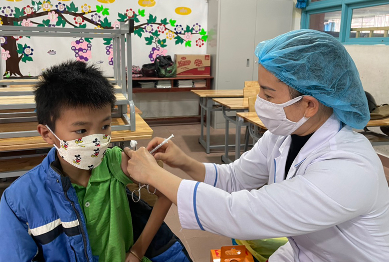 Tiêm vắc xin phòng bệnh Covid-19 trong trường học tại TP Đà Lạt