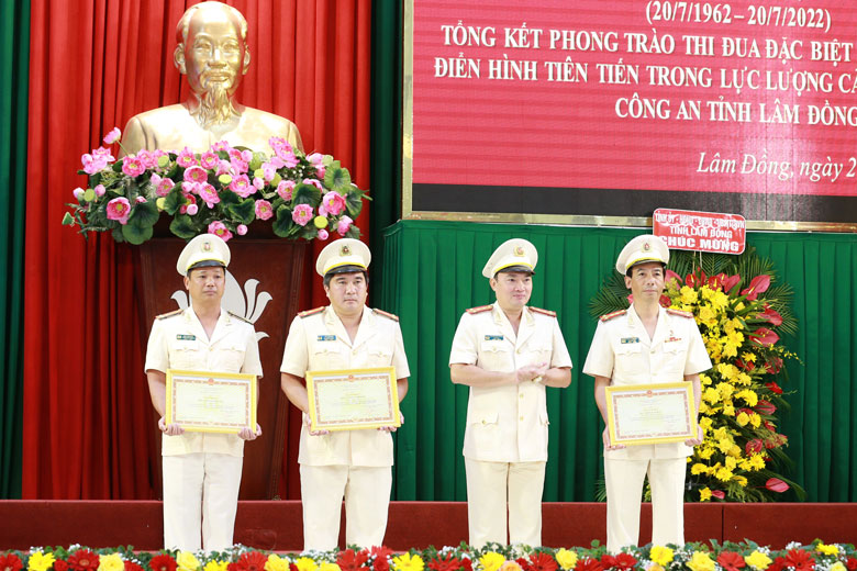 Lãnh đạo Công an tỉnh trao bằng khen của Bộ Công an cho các tập thể, cá nhân có thành tích xuất sắc trong đấu tranh phòng chống tội phạm