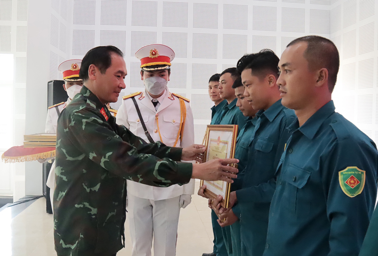 Đại tá Vy Thanh Minh – Phó Chỉ huy trưởng, Tham mưu trưởng Bộ Chỉ huy quân sự tỉnh trao giải cho các vận động viên