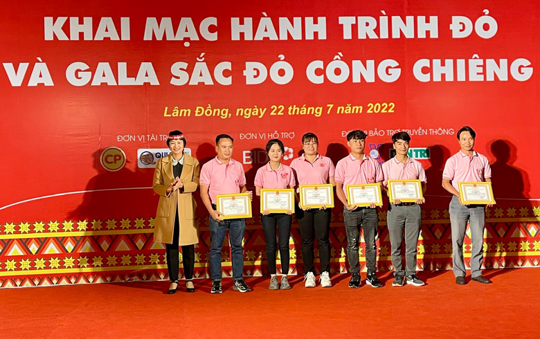 Bà Phạm Thị Phúc - Ủy viên Ban Thường vụ Tỉnh ủy - Trưởng Ban Dân vận Tỉnh ủy trao tặng giấy khen của Ban Chỉ đạo Vận động HMTN tỉnh Lâm Đồng cho 6 cá nhân xuất sắc trong phong trào HMTN của tỉnh