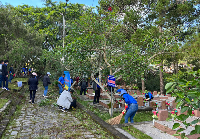 Đoàn viên, thanh niên ra quân chăm sóc Nghĩa trang Liệt sỹ Đà Lạt