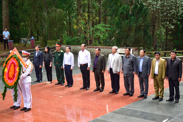 Phó Chủ tịch Quốc hội Trần Quang Phương cùng đoàn dâng hoa tưởng niệm các anh hùng liệt sỹ