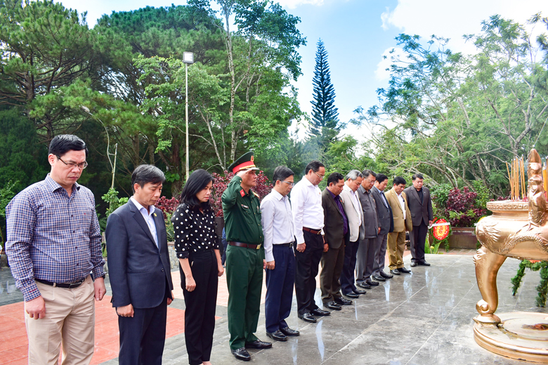 Thượng tướng Trần Quang Phương cùng đoàn công tác dành phút mặc niệm tưởng nhớ công ơn của các anh hùng liệt sỹ