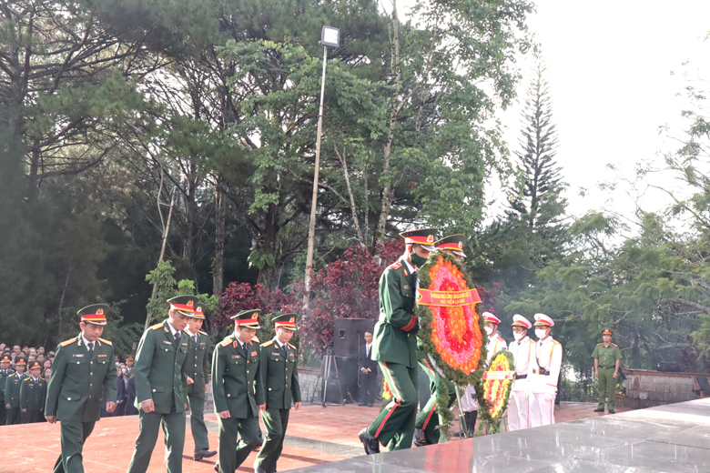 Đoàn lãnh đạo Học viện Lục quân - Bộ Quốc phòng dâng hoa lên Đài tưởng niệm