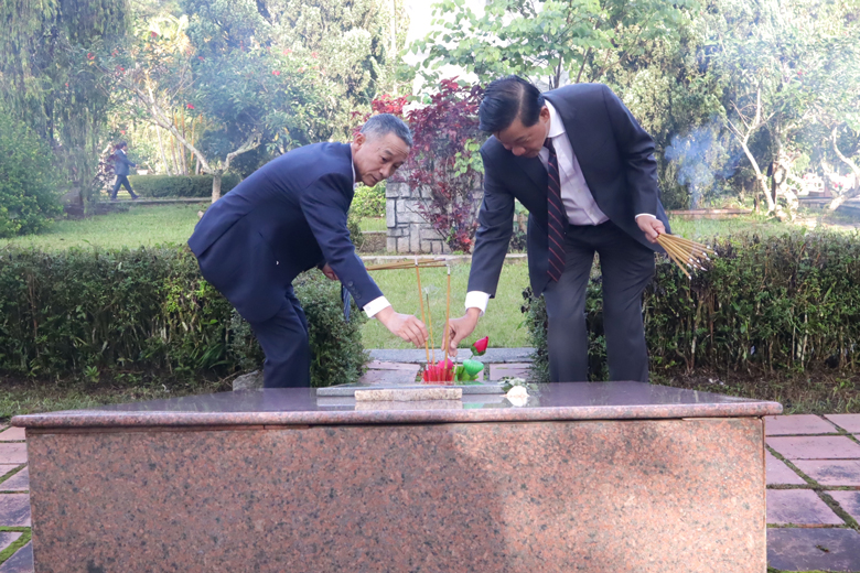 Lãnh đạo Tỉnh uỷ, Uỷ ban nhân dân tỉnh thành kính thắp hương tưởng niệm các anh hùng liệt sĩ