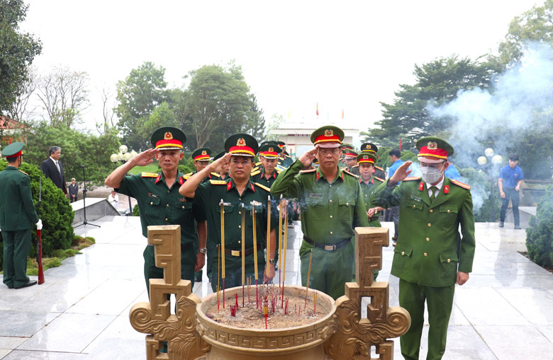 Lực lượng vũ trang TP Bảo Lộc dâng hương tưởng nhớ, tri ân các anh hùng liệt sỹ