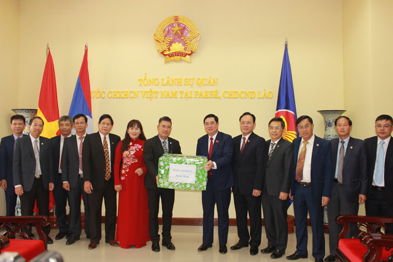 Ông Trần Đình Văn - Phó Bí thư Thường trực Tỉnh ủy Lâm Đồng tặng quà cho Tổng lãnh sự quán Việt Nam tại tỉnh Champasak