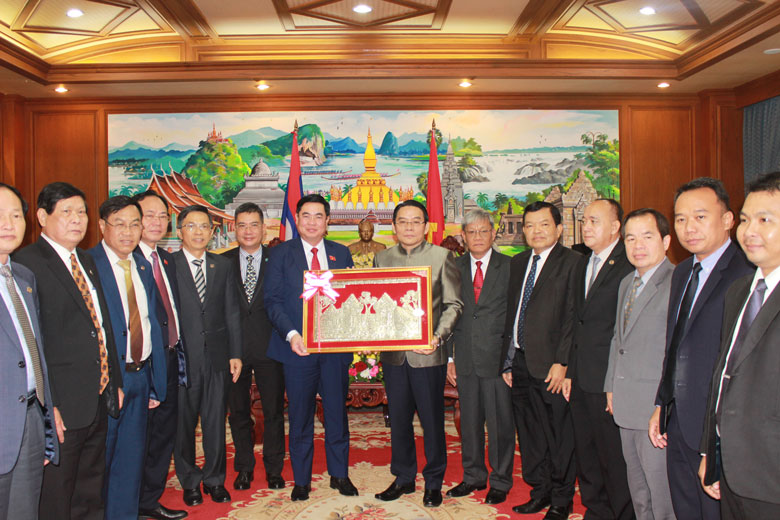 Bí thư, Tỉnh trưởng tỉnh Champasak Vilayvong BouddaKham tặng đoàn Lâm Đồng bức tranh Wat Phou (đền thờ-núi)