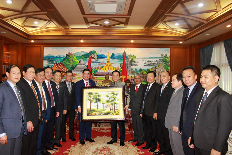 Ông Trần Đình Văn - Phó Bí thư Thường trực Tỉnh ủy Lâm Đồng tặng quà cho lãnh đạo tỉnh Champasak