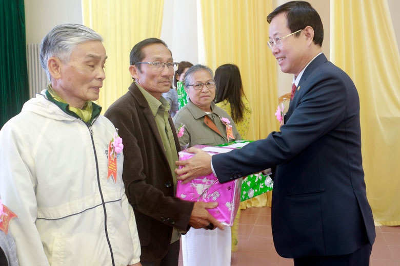Bí thư Huyện ủy Phạm Triều trao tặng quà cho các thương binh, bệnh binh, gia đình có công với cách mạng