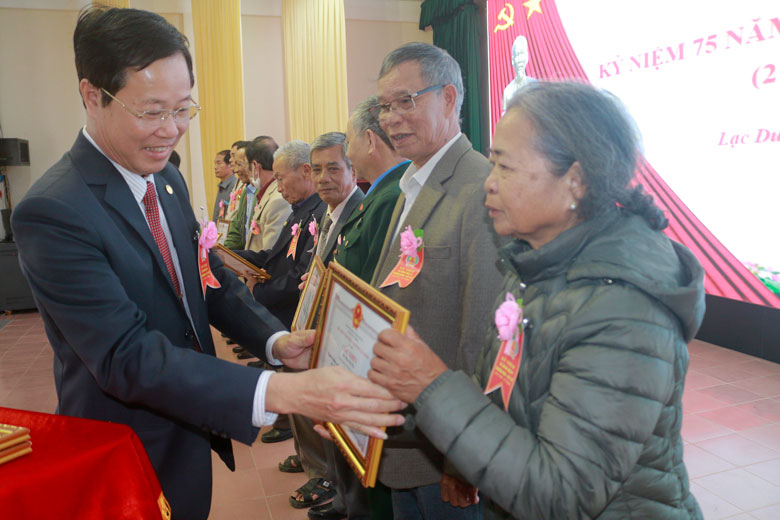 Bí thư Huyện ủy Phạm Triều tặng giấy khen cho người có công tiêu biểu