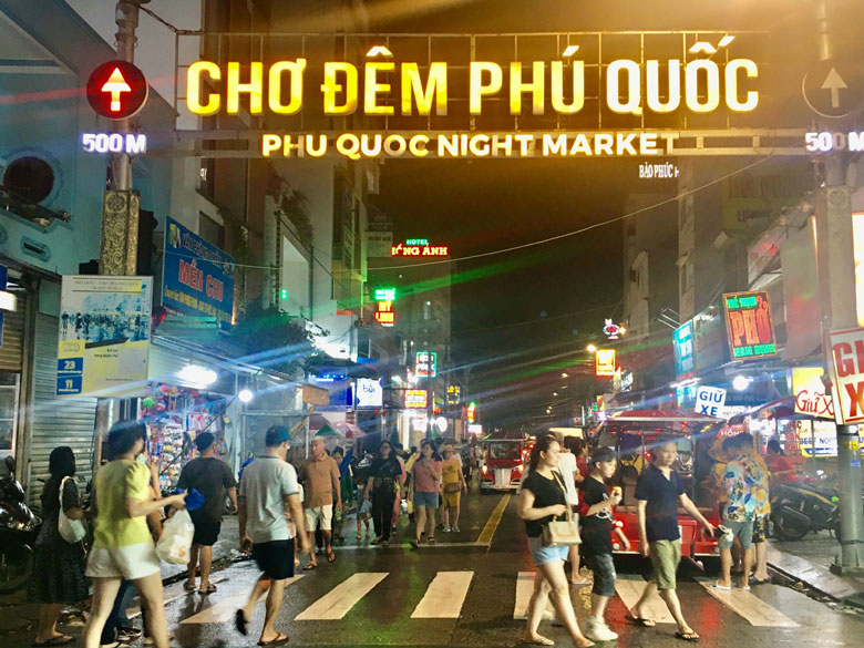 Chợ đêm Phú Quốc nằm cạnh sông Dương Đông (con sông lớn nhất đảo Phú Quốc)