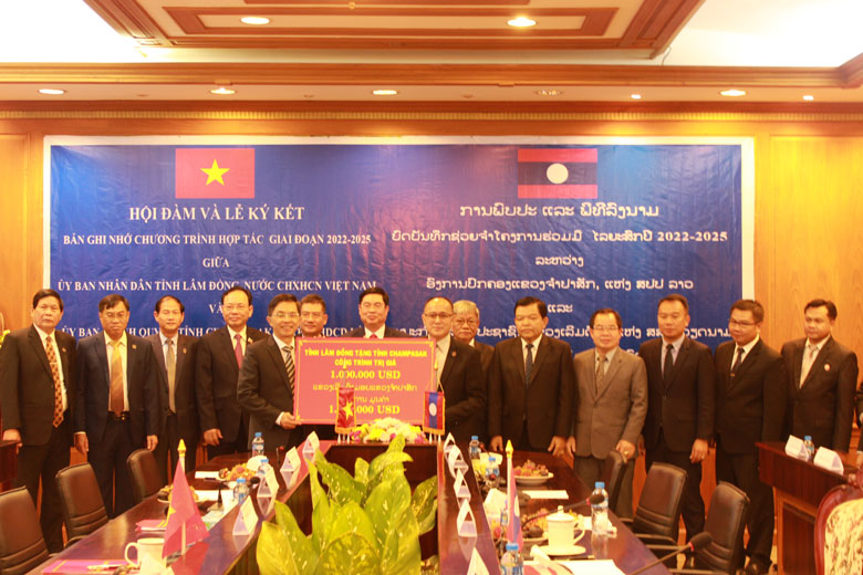 Lâm Đồng trao tặng Champasak công trình trị giá 1 triệu USD
