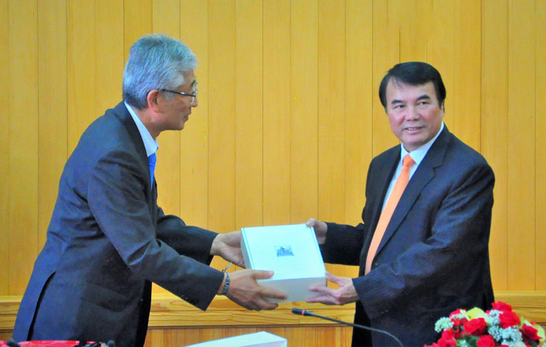 Phó Thị trưởng thành phố Yachiyo Kouda Shin Ichi tặng quà cho Phó Chủ tịch UBND tỉnh Lâm Đồng Phạm S