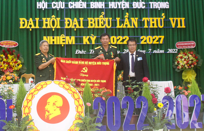 Đồng chí Nguyễn Ngọc Phúc - Bí thư Huyện ủy Đức Trọng, trao tặng Đại hội bức trướng