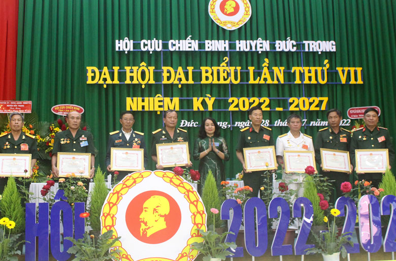 Bà Phạm Thị Thanh Thúy - Phó Chủ tịch UBND huyện, trao giấy khen của UBND huyện, cho các cá nhân.