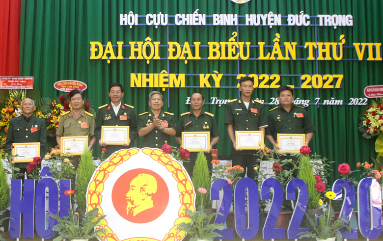 Ông Lê Quang Mạnh - Chủ tịch Hội Cựu chiến binh huyện, trao giấy khen của Hội Cựu chiến binh cho các tập thể