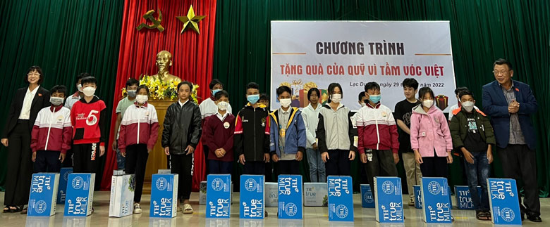 Trao 1.000 thùng sữa cho các cháu thiếu niên, nhi đồng