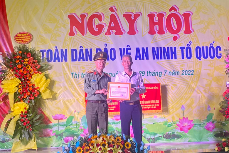 Đại tá Nguyễn Quang Thống - Phó Giám đốc Công an tỉnh Lâm Đồng trao giấy khen của Công an tỉnh cho Ban điều hành mô hình Tổ công tác thăm, gặp, vận động, cảm hoá, giúp đỡ người tái hoà nhập cộng đồng của thị trấn Mađaguôi, huyện Đạ Huoai