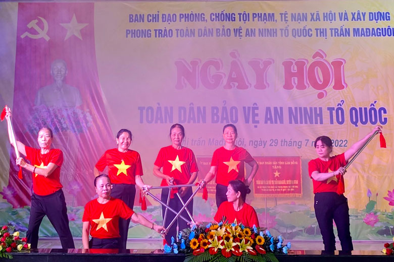 Biểu diễn văn nghệ chào mừng Ngày hội Toàn dân bảo vệ an ninh Tổ quốc tại thị trấn Mađaguôi (huyện Đạ Huoai)