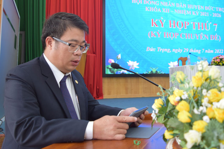 Đồng chí Nguyễn Ngọc Phúc – Bí thư Huyện ủy, Chủ tịch HĐND huyện, phát biểu tại kỳ họp