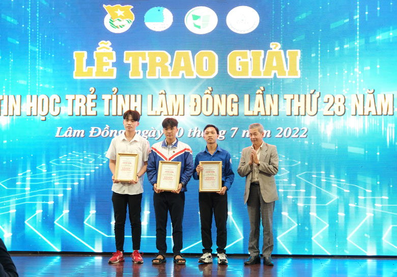 Trao giải cho các thí sinh đạt thành tích cao tại Hội thi Tin học trẻ năm 2022