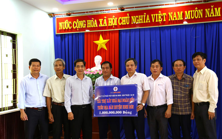 Các ông: Lê Văn Chín - Phó Bí thư Thường trực Huyện ủy Ninh Sơn, Đoàn Văn Hùng - Chủ tịch UBND huyện Ninh Sơn (thứ ba, tư từ trái sang) nhận tài trợ của Công ty ĐHĐ để xây dựng nhà Đại đoàn kết trên địa bàn